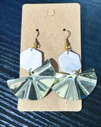 seashell inspire earring white